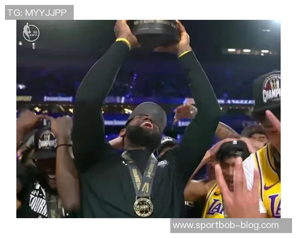 詹姆斯媒体日感慨湖人冠军旗帜展现辉煌历史与荣耀时刻